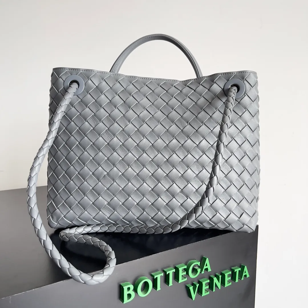 The 2023 new Andiamo batch of 2260 BV has been shipped‼ ️Really popular🔥The new Andiamo woven handbag launched by Bottega Veneta this season is really popular all over the world! ! Celebrities at home and abroad have worn it, and Oscar-winning actress Michelle Yeoh has taken it out on the street. Song Jia, Trai Yara, Yu Feihong, Sanji Ayaka, Rosie Hunting-Whiteley, Yoshioka Riho, etc. have all picked up this bag. It is classic and versatile, showing off its temperament, and the bag capacity is also large, which is very convenient for daily commuting! ! A variety of carrying methods, the shoulder straps can be adjusted by yourself, the original lambskin feels soft and delicate, and the unisex style breaks the gender boundaries and brings a more practical and long-lasting use experience. Andiamo, which has both elegant and casual styles, perfectly interprets the true appearance of "fashionable old money style". Style number: 743572 Size: 32*24*12